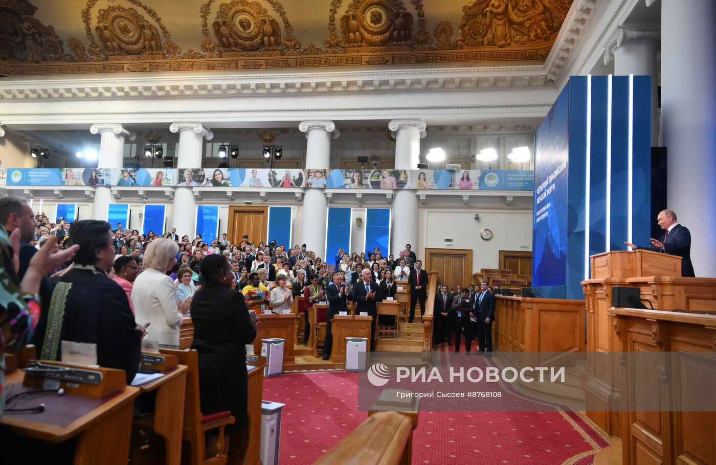 Президент Владимир Путин принял участие в пленарном заседании Евразийского женского форума