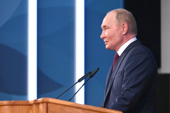 Президент Владимир Путин принял участие в пленарном заседании Евразийского женского форума