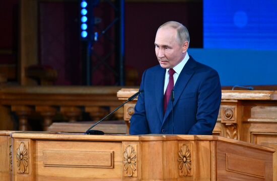 Президент Владимир Путин принял участие в пленарном заседании Евразийского женского форума