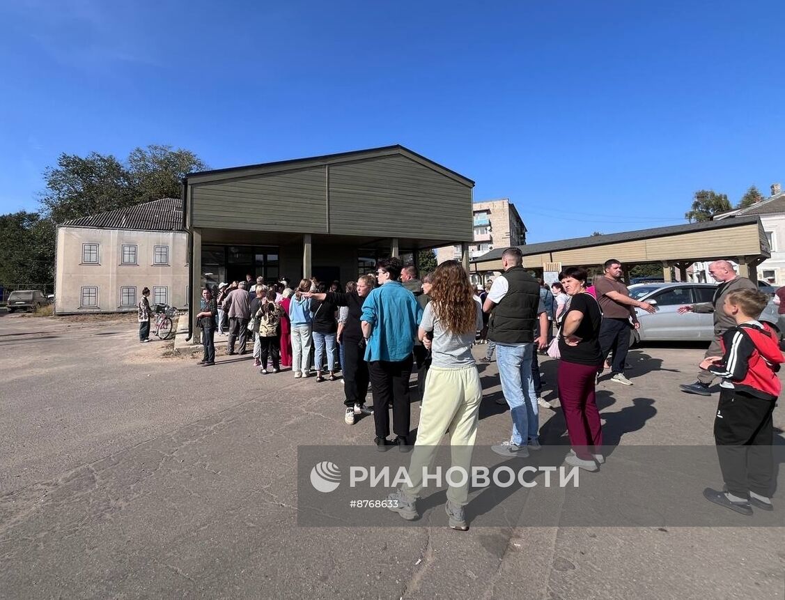 Пункт выдачи гумпомощи в центре Торопца в Тверской области 