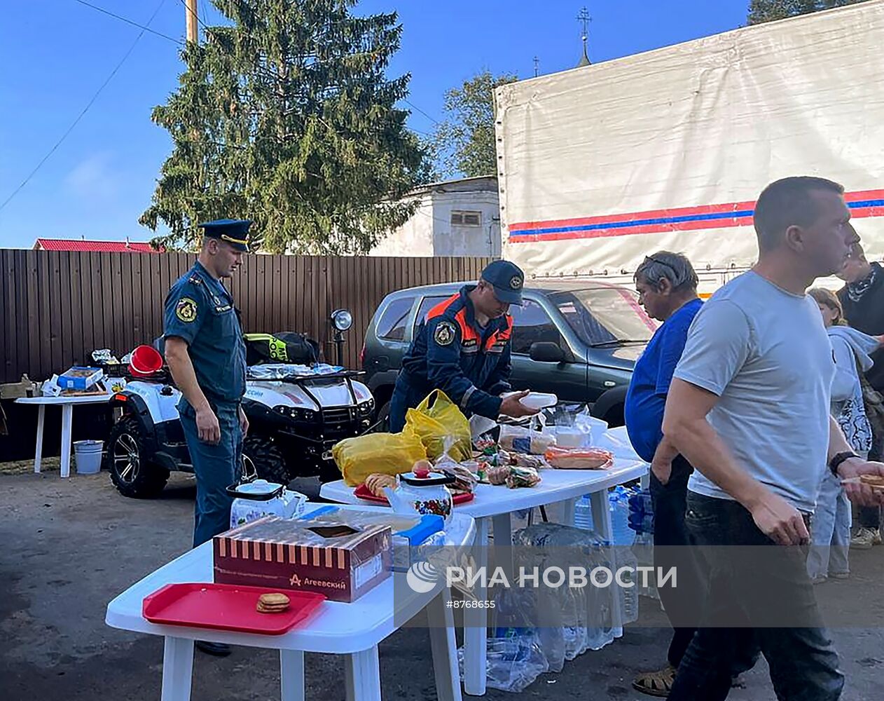 Пункт выдачи гумпомощи в центре Торопца в Тверской области 