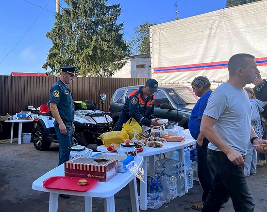 Пункт выдачи гумпомощи в центре Торопца в Тверской области 