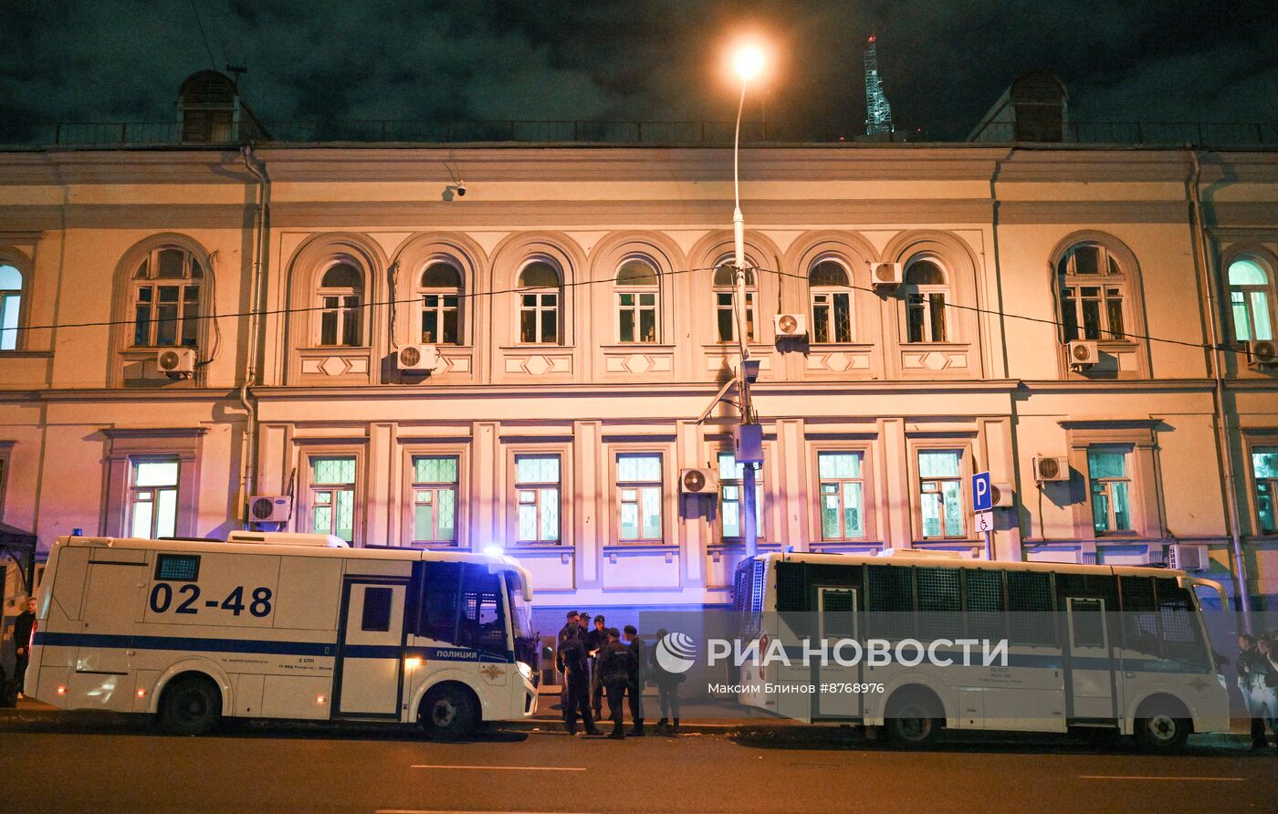 Обстановка у Басманного суда во время заседания по делу о стрельбе в офисе Wildberries