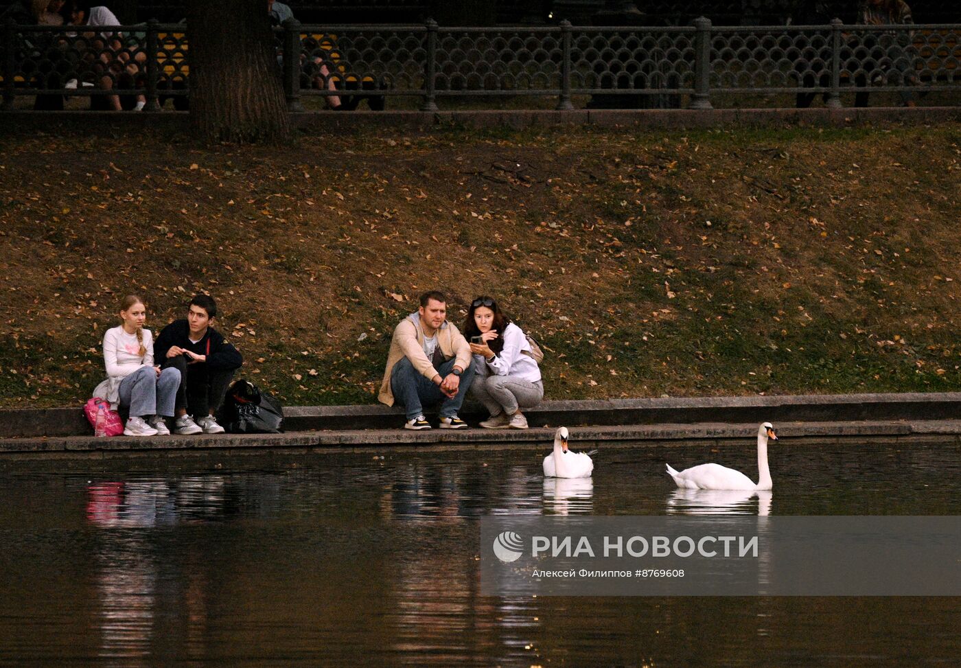 Отдых горожан на Патриарших прудах в Москве