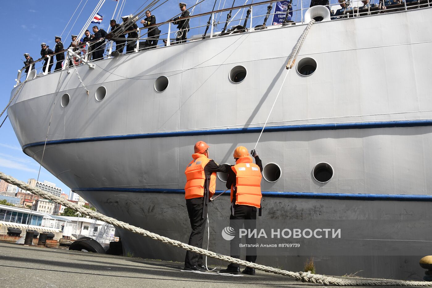 Встреча учебного парусного корабля ВМС Индонезии Bima Suci во Владивостоке