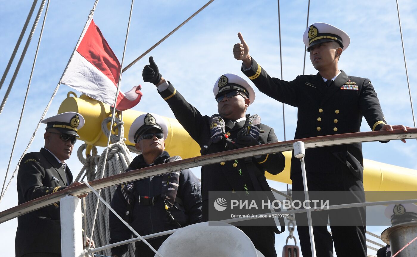 Встреча учебного парусного корабля ВМС Индонезии Bima Suci во Владивостоке