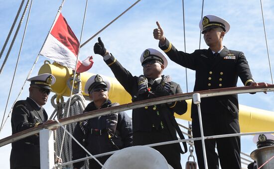 Встреча учебного парусного корабля ВМС Индонезии Bima Suci во Владивостоке