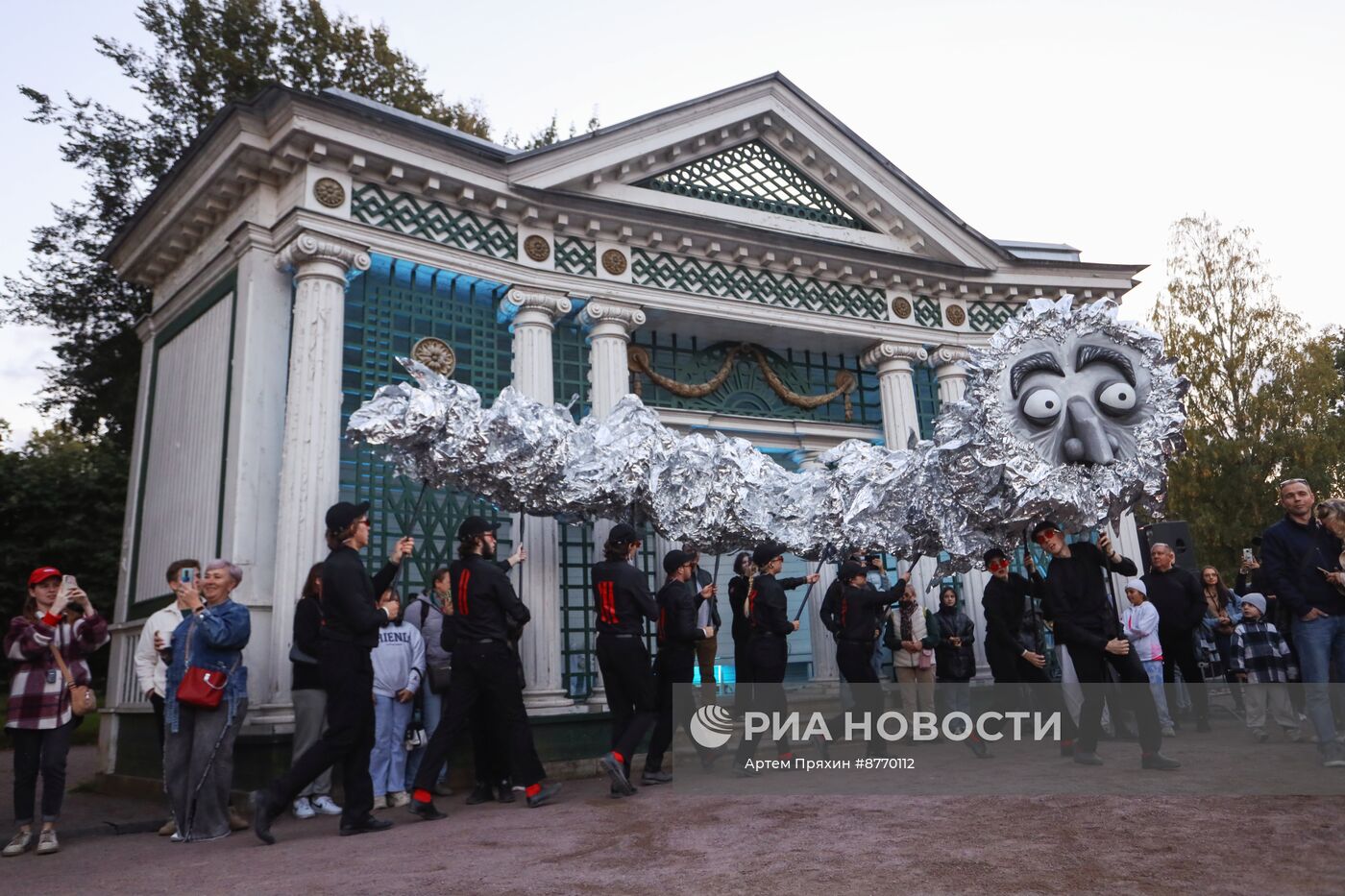 Осенний фестиваль фонтанов "Сказки Пушкина" в Петергофе