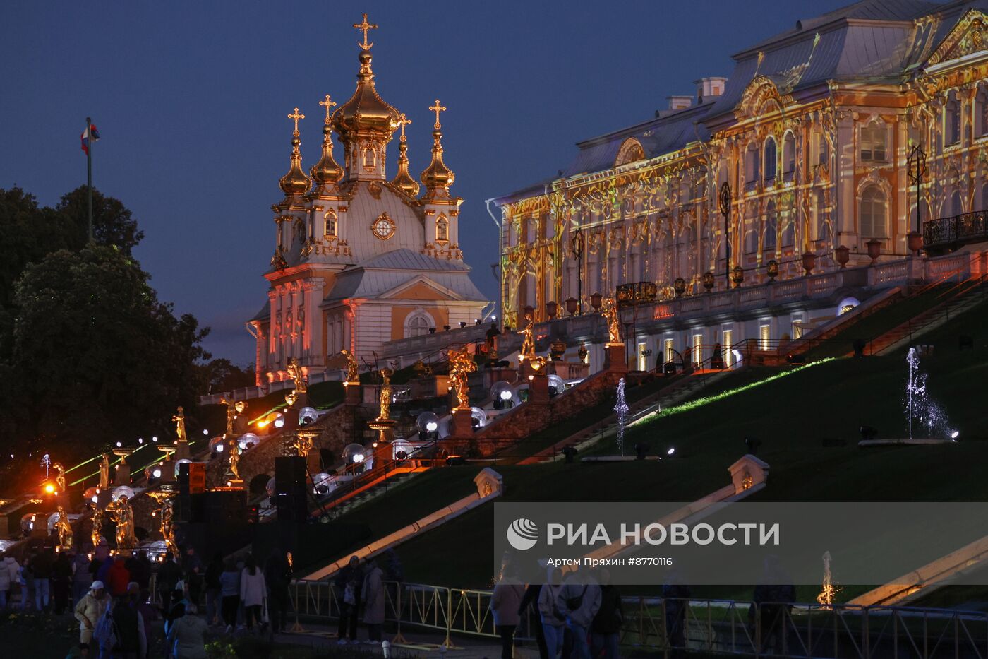 Осенний фестиваль фонтанов "Сказки Пушкина" в Петергофе