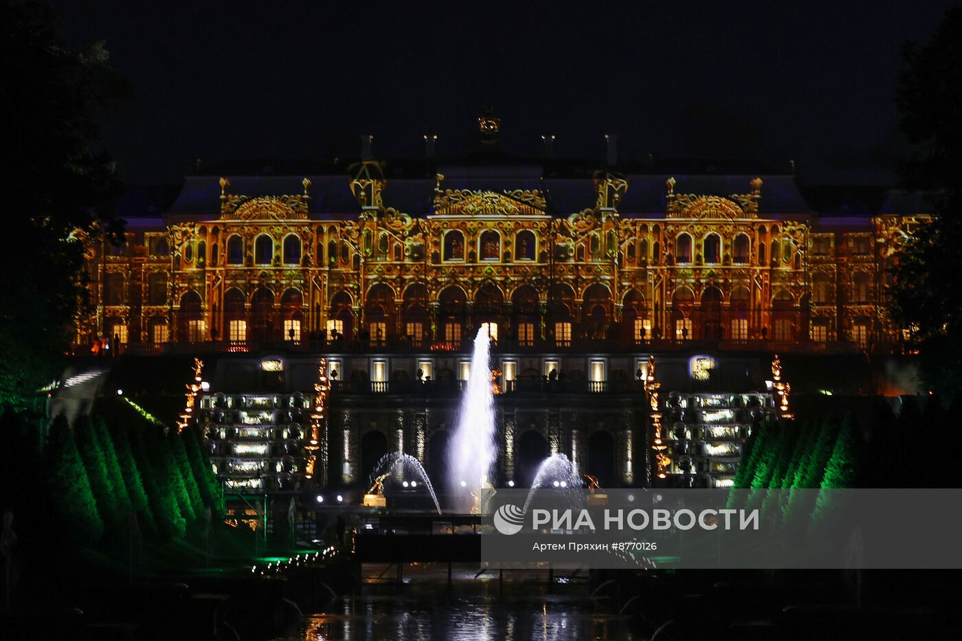 Осенний фестиваль фонтанов "Сказки Пушкина" в Петергофе