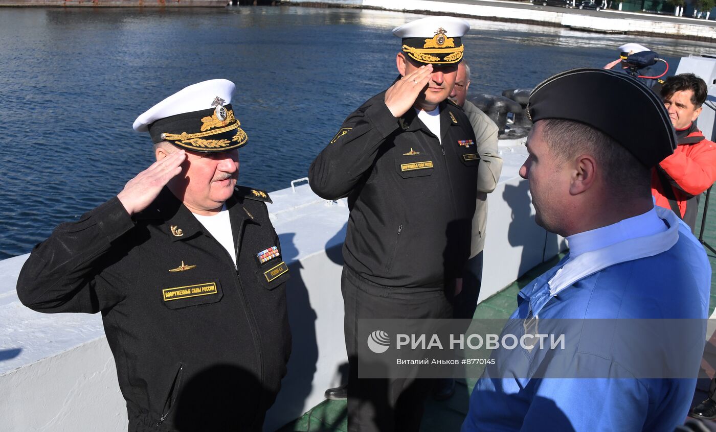 Встреча подводной лодки "Магадан" во Владивостоке