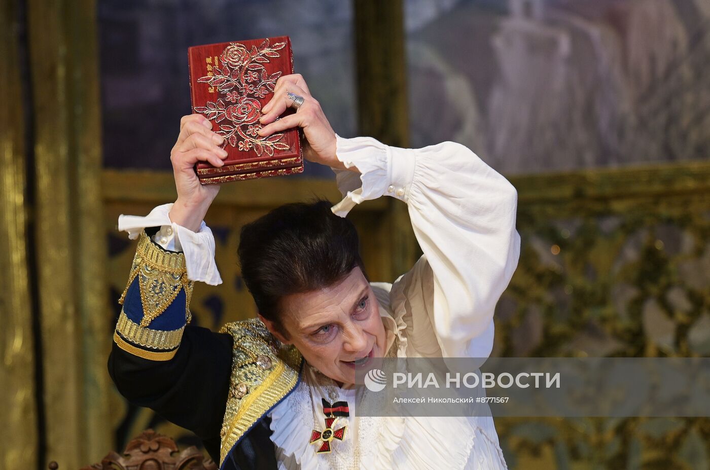 Спектакль "Веселая женщина" в театре "Эрмитаж"