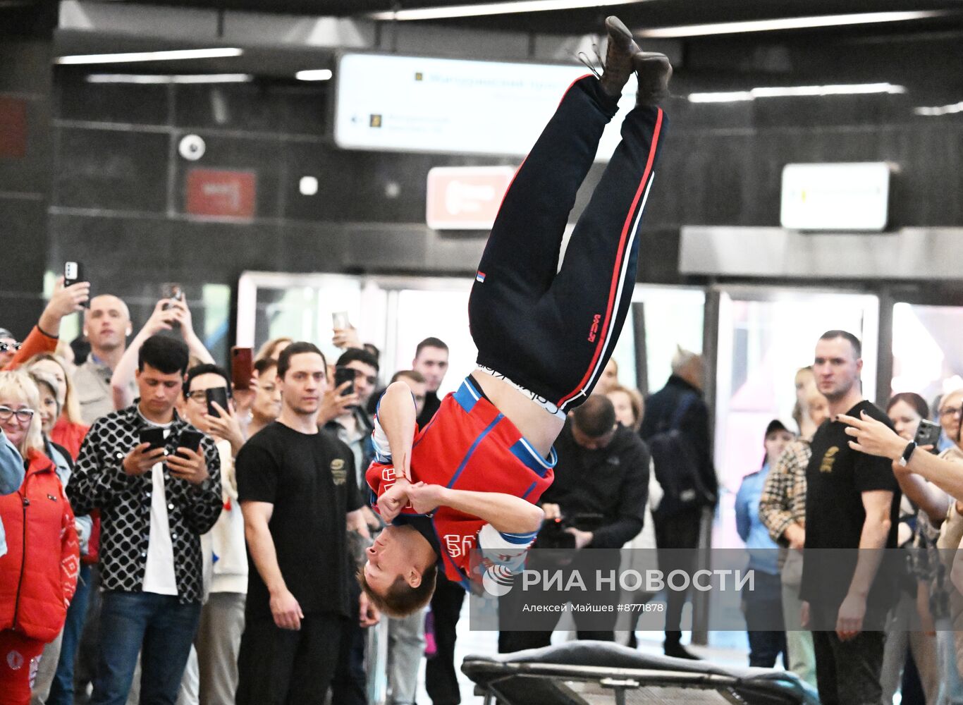 Выступление Большого Московского цирка в  метро