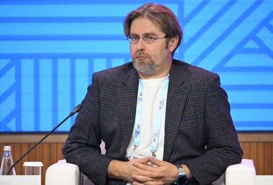 Цифровой форум БРИКС
Сессия: "Искусственный интеллект"
Александр Крайнов, директор по развитию технологий искусственного интеллекта, Яндекс
Место: Россия, Республика Татарстан, Иннополис. Автор: Максим Богодвид. Цифровой форум БРИКС