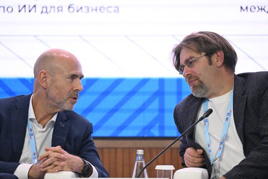 Цифровой форум БРИКС
Сессия: "Искусственный интеллект"
Слева направо:
Михаил Корольков, руководитель центра цифровых технологий, ПАО "Газпром нефть"
Александр Крайнов, директор по развитию технологий искусственного интеллекта, Яндекс
Место: Россия, Республика Татарстан, Иннополис. Автор: Максим Богодвид. Цифровой форум БРИКС