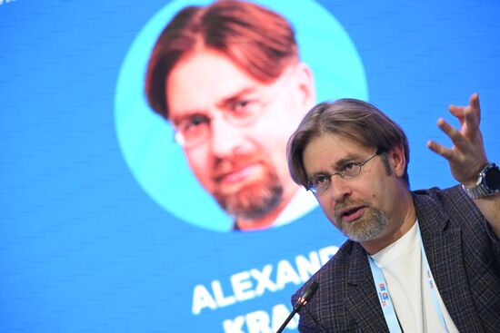 Цифровой форум БРИКС
Сессия: "Искусственный интеллект"
Александр Крайнов, директор по развитию технологий искусственного интеллекта, Яндекс
Место: Россия, Республика Татарстан, Иннополис. Автор: Максим Богодвид. Цифровой форум БРИКС