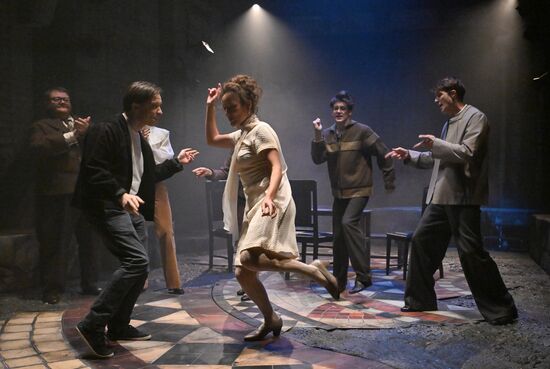 Спектакль "Утиная охота" в театре им. Евг. Вахтангова