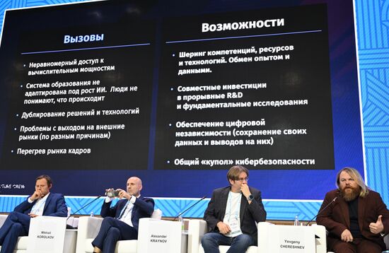 Цифровой форум БРИКС
Сессия: "Искусственный интеллект"
Слева направо:
Александр Гасников, ректор Университета Иннополис
Михаил Корольков, руководитель центра цифровых технологий, ПАО "Газпром нефть"
Александр Крайнов, директор по развитию технологий искусственного интеллекта, Яндекс
Евгений Черешнев, основатель и генеральный директор компании Future Crew, член правления, вице-президент по стратегии и инновациям МТС
Место: Россия, Республика Татарстан, Иннополис. Автор: Максим Богодвид. Цифровой форум БРИКС