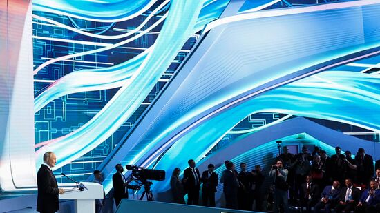 Президент Владимир Путин принял участие в VII международном форуме "Российская энергетическая неделя"