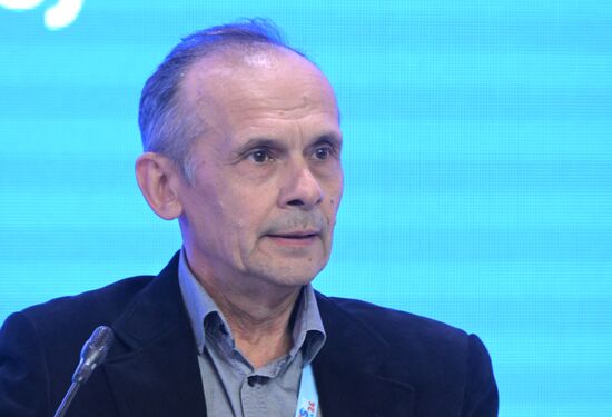 Цифровой форум БРИКС
Сессия: "Искусственный интеллект"
Андрей Игнатьев, АНО "Центр глобальной ИТ-кооперации"
Место: Россия, Республика Татарстан, Иннополис. Автор: Максим Блинов. Цифровой форум БРИКС