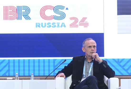 Цифровой форум БРИКС
Сессия: "Искусственный интеллект"
Андрей Игнатьев, АНО "Центр глобальной ИТ-кооперации"
Место: Россия, Республика Татарстан, Иннополис. Автор: Максим Блинов. Цифровой форум БРИКС