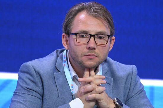 Цифровой форум БРИКС
Сессия: "Искусственный интеллект"
Андрей Незнамов, управляющий директор Центра регулирования ИИ, ПАО "Сбербанк"
Место: Россия, Республика Татарстан, Иннополис. Автор: Максим Блинов. Цифровой форум БРИКС