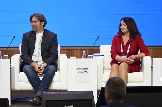 Цифровой форум БРИКС
Сессия: "Искусственный интеллект"
Александр Крайнов, директор по развитию технологий искусственного интеллекта, Яндекс
Анастасия Углева, заместитель директора Центра трансфера и управления социально-экономической информацией, ФГАОУ ВО "Национальный исследовательский университет "Высшая школа экономики"
Место: Россия, Республика Татарстан, Иннополис. Автор: Максим Богодвид. Цифровой форум БРИКС