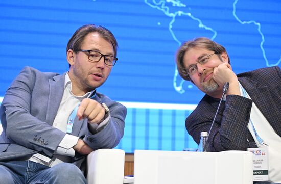 Цифровой форум БРИКС
Сессия: "Искусственный интеллект"
Слева направо:
Андрей Незнамов, управляющий директор Центра регулирования ИИ, ПАО "Сбербанк"
Александр Крайнов, директор по развитию технологий искусственного интеллекта, Яндекс
Место: Россия, Республика Татарстан, Иннополис. Автор: Максим Богодвид. Цифровой форум БРИКС