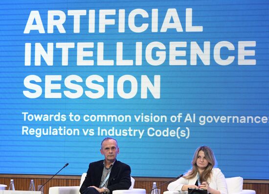 Цифровой форум БРИКС
Сессия: "Искусственный интеллект"
Андрей Игнатьев, АНО "Центр глобальной ИТ-кооперации"
Ольга Минеева, руководитель аппарата комиссии по направлению "Экономика данных", Государственный Совет РФ
Место: Россия, Республика Татарстан, Иннополис. Автор: Максим Богодвид. Цифровой форум БРИКС