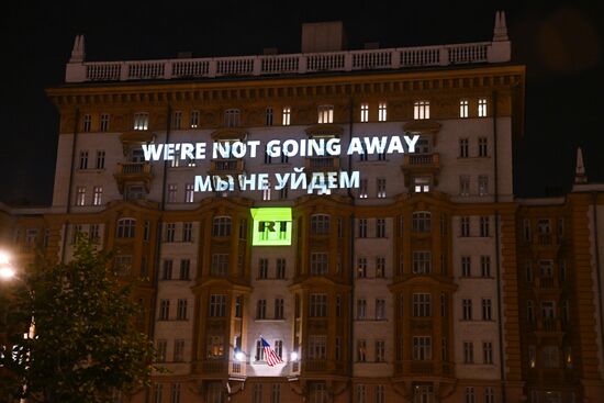 Видеопроекция RT "Were not going away. Мы не уйдем" на здании посольства США в Москве