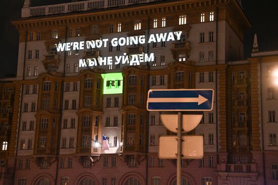 Видеопроекция RT "Were not going away. Мы не уйдем" на здании посольства США в Москве