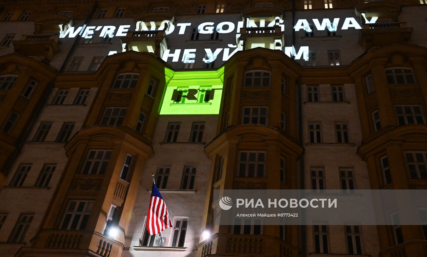 Видеопроекция RT "We’re not going away. Мы не уйдем" на здании посольства США в Москве