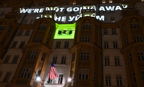 Видеопроекция RT "Were not going away. Мы не уйдем" на здании посольства США в Москве