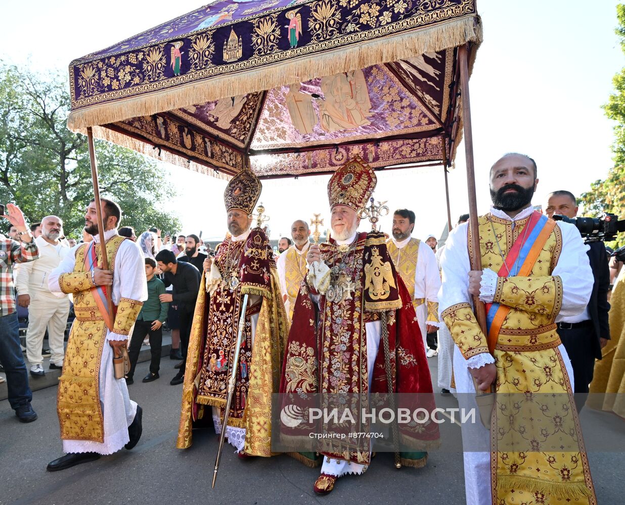 Католикос всех армян Гарегин II провел церемонию освящения Пресветлого Мира