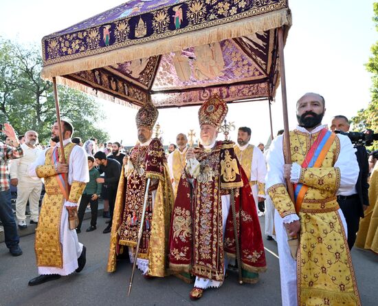 Католикос всех армян Гарегин II провел церемонию освящения Пресветлого Мира