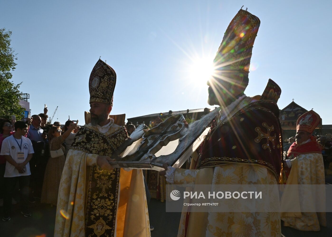 Католикос всех армян Гарегин II провел церемонию освящения Пресветлого Мира