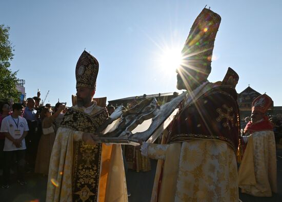 Католикос всех армян Гарегин II провел церемонию освящения Пресветлого Мира