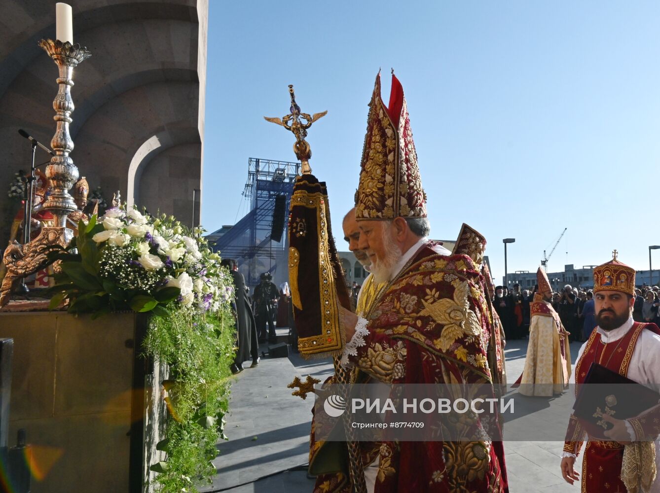 Католикос всех армян Гарегин II провел церемонию освящения Пресветлого Мира