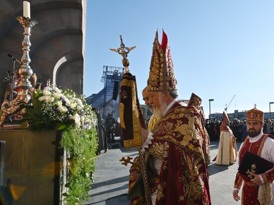 Католикос всех армян Гарегин II провел церемонию освящения Пресветлого Мира