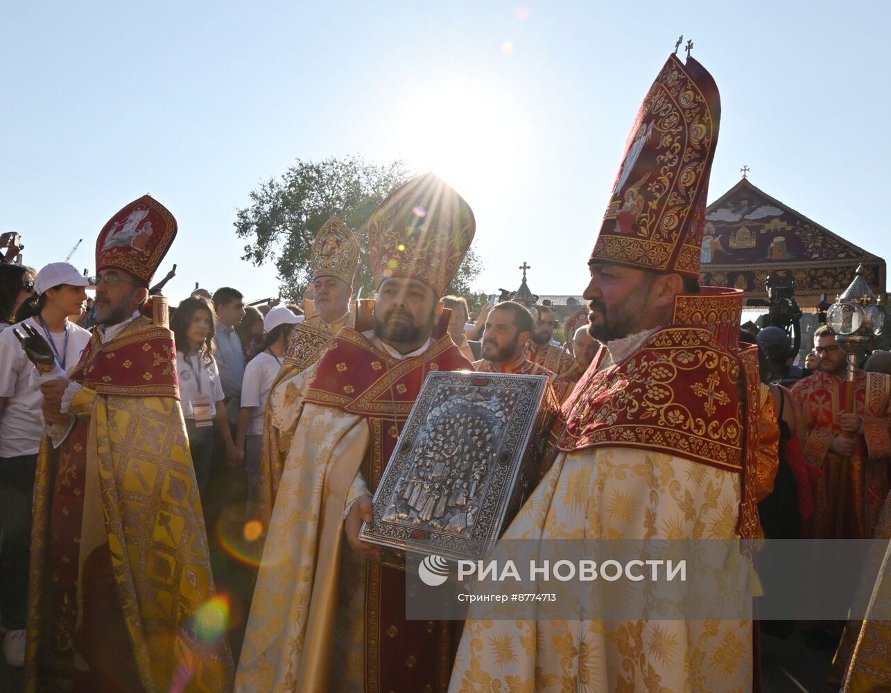 Католикос всех армян Гарегин II провел церемонию освящения Пресветлого Мира