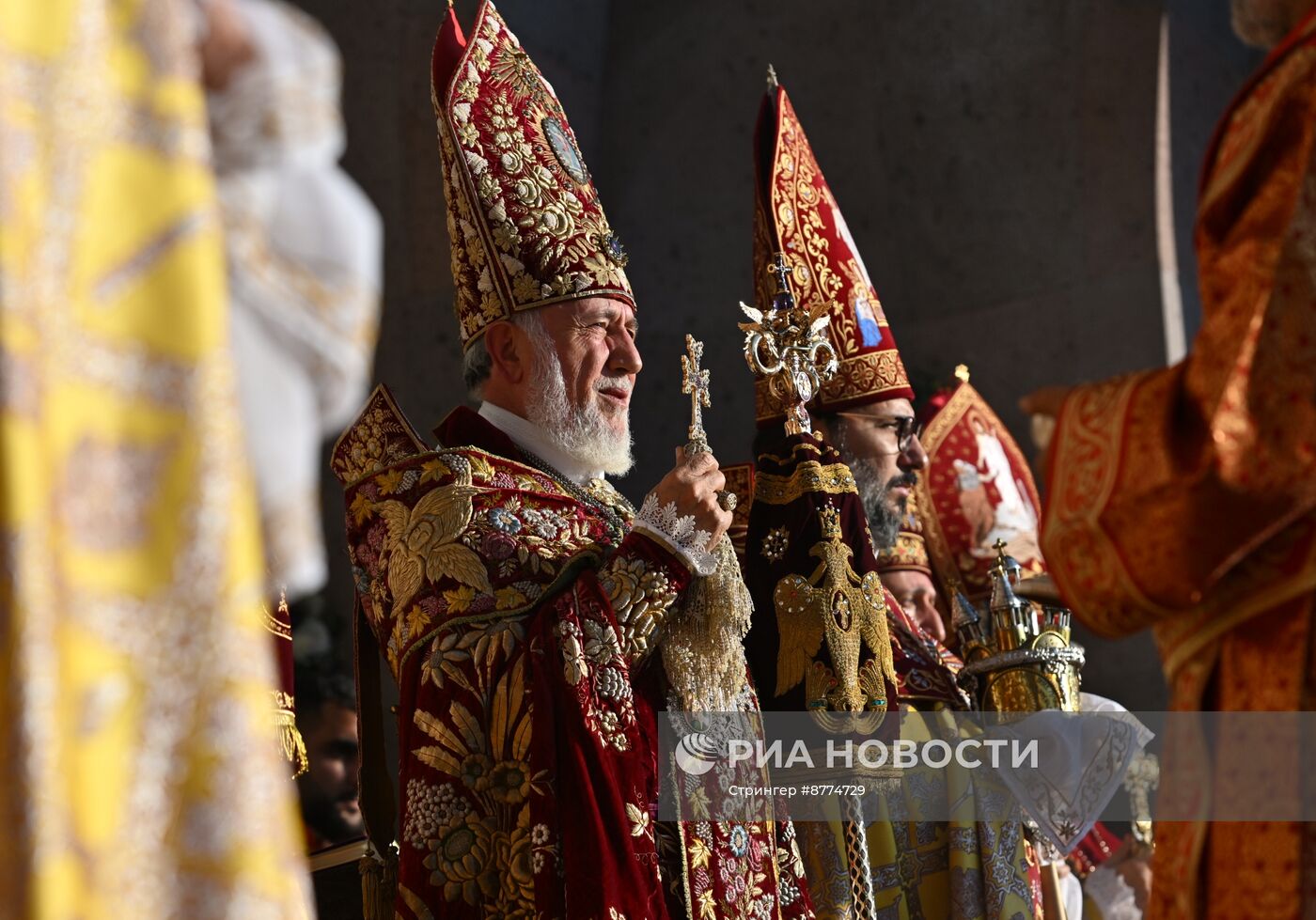 Католикос всех армян Гарегин II провел церемонию освящения Пресветлого Мира