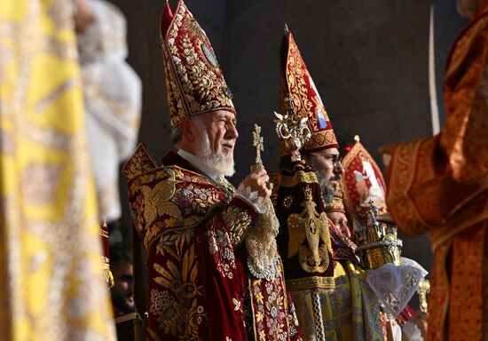 Католикос всех армян Гарегин II провел церемонию освящения Пресветлого Мира