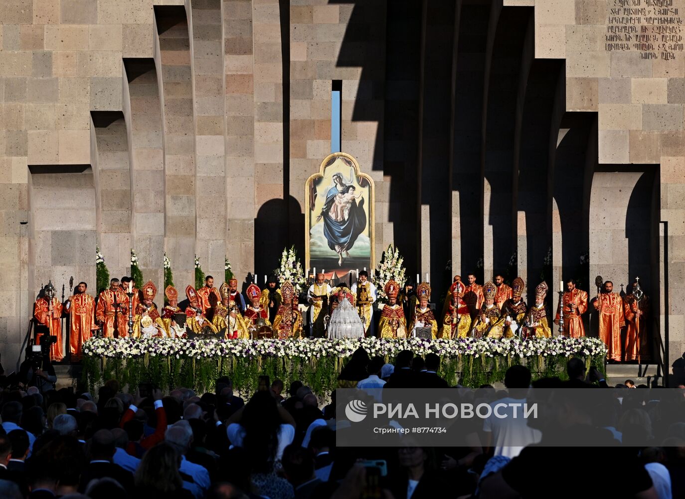 Католикос всех армян Гарегин II провел церемонию освящения Пресветлого Мира