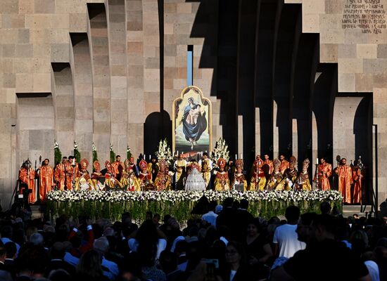 Католикос всех армян Гарегин II провел церемонию освящения Пресветлого Мира