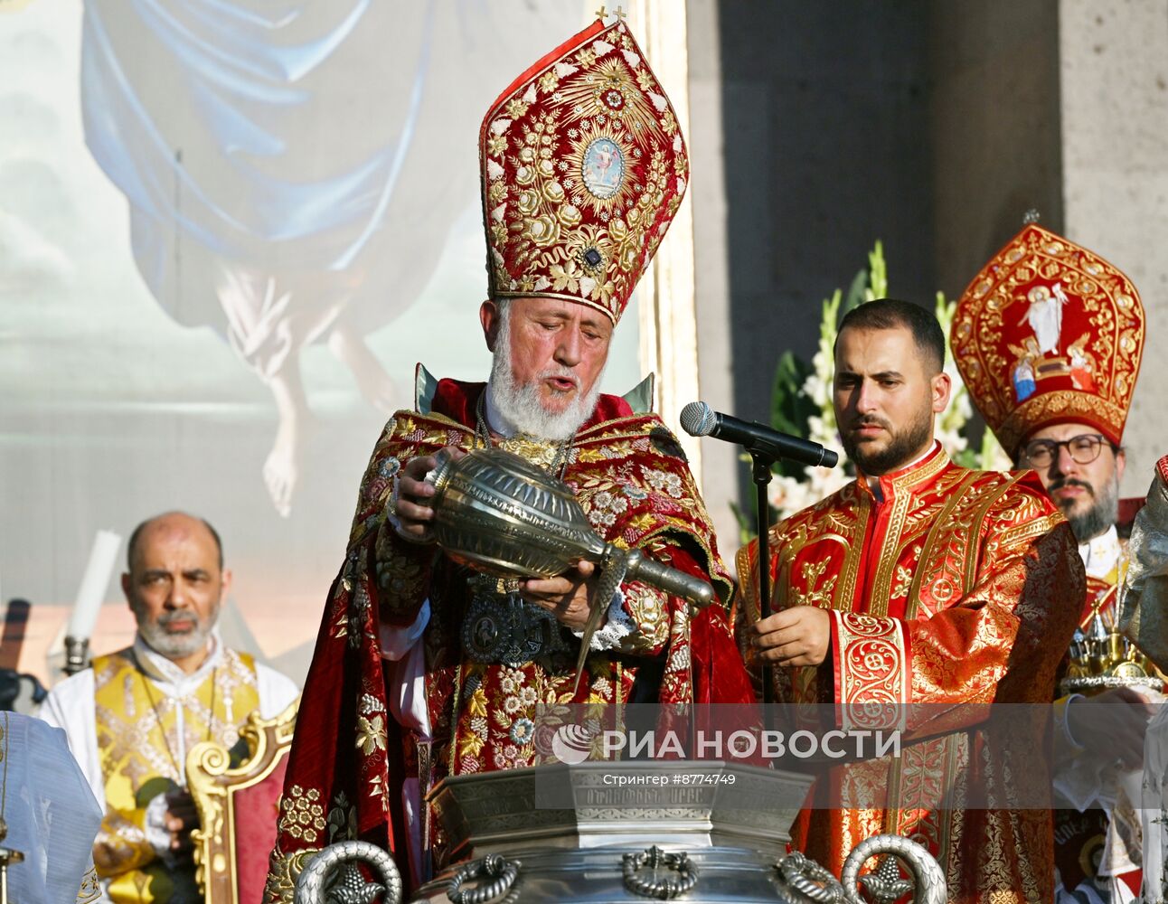 Католикос всех армян Гарегин II провел церемонию освящения Пресветлого Мира