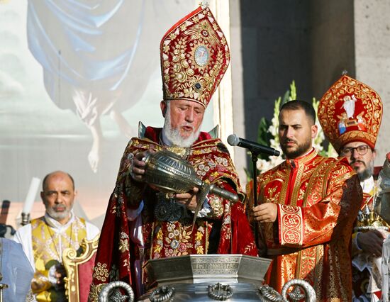 Католикос всех армян Гарегин II провел церемонию освящения Пресветлого Мира