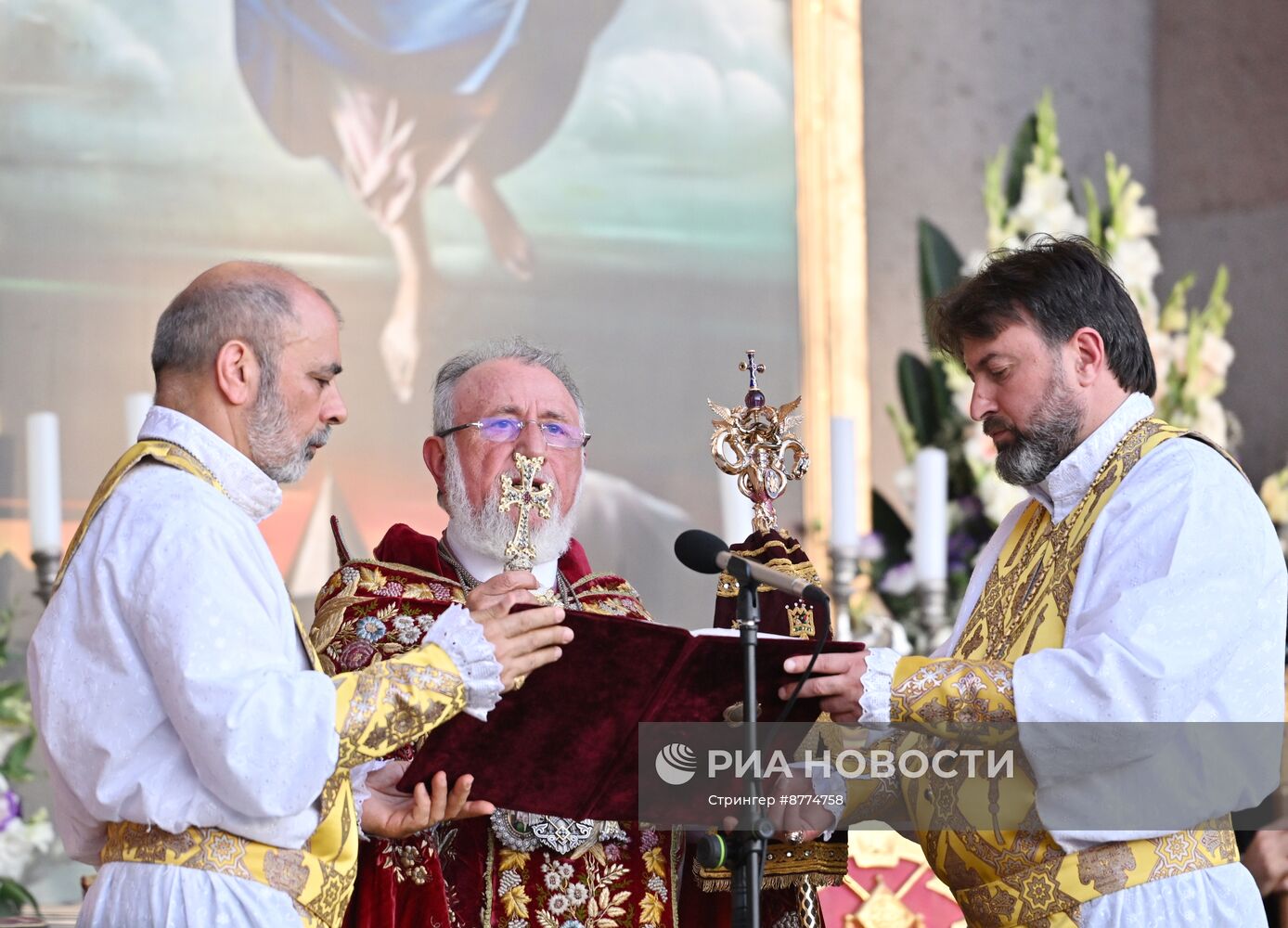 Католикос всех армян Гарегин II провел церемонию освящения Пресветлого Мира