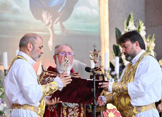 Католикос всех армян Гарегин II провел церемонию освящения Пресветлого Мира