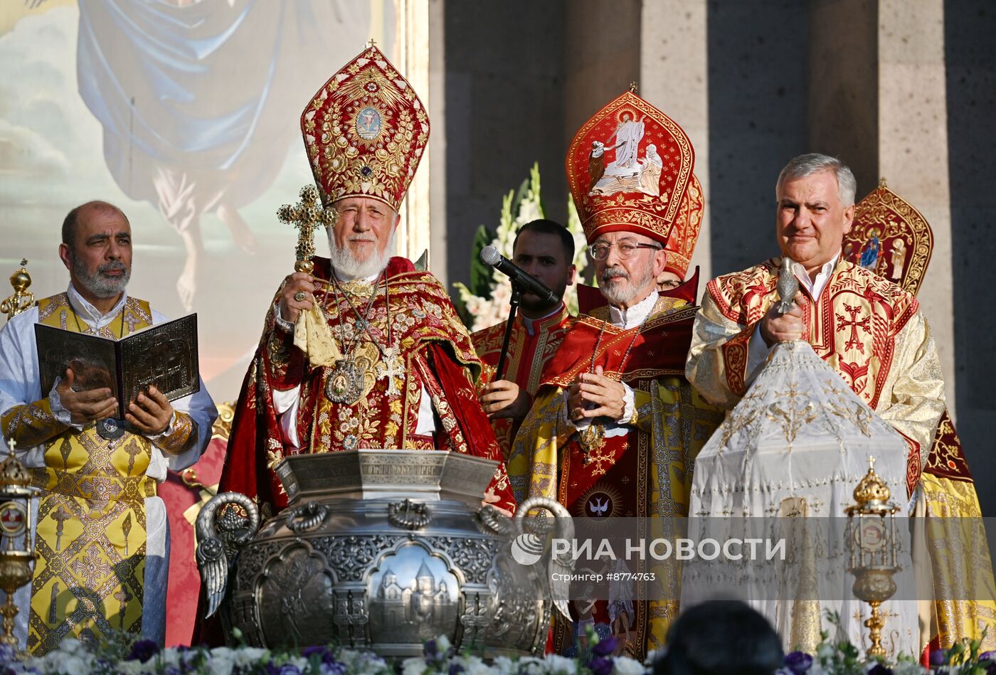 Католикос всех армян Гарегин II провел церемонию освящения Пресветлого Мира