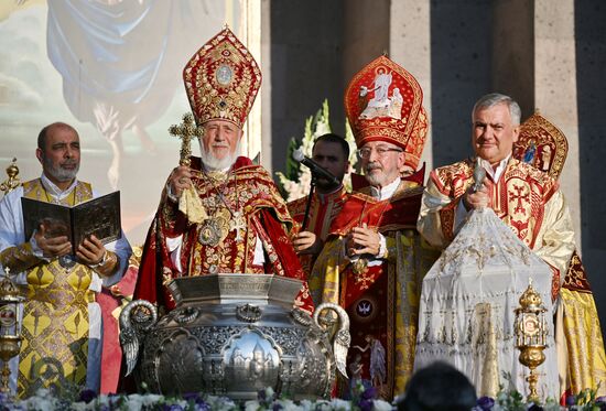 Католикос всех армян Гарегин II провел церемонию освящения Пресветлого Мира